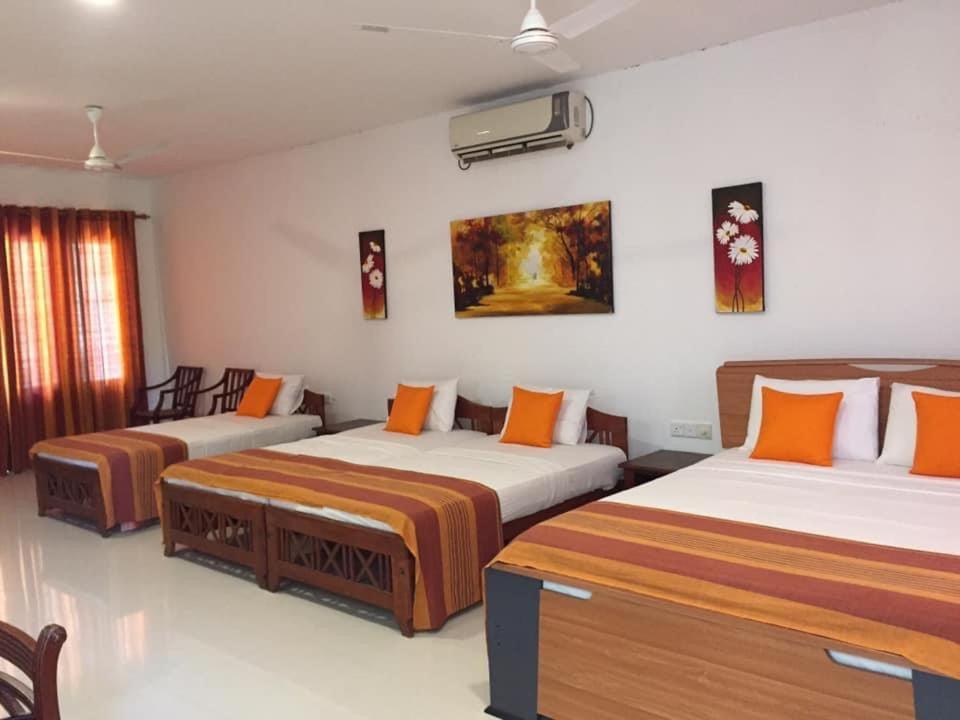 Hotel Sunflower Катарагама Экстерьер фото