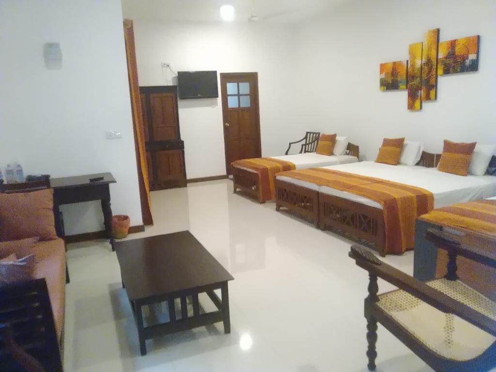 Hotel Sunflower Катарагама Экстерьер фото
