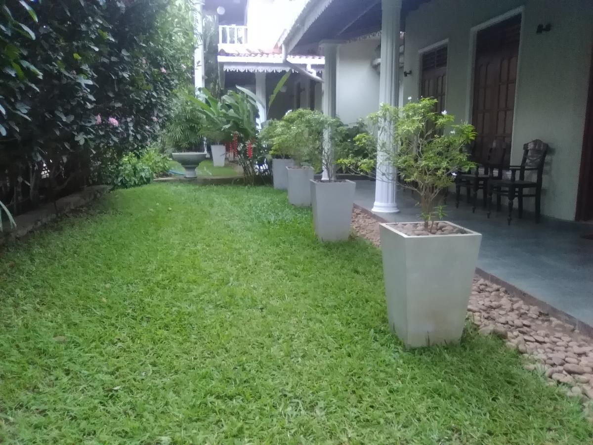 Hotel Sunflower Катарагама Экстерьер фото