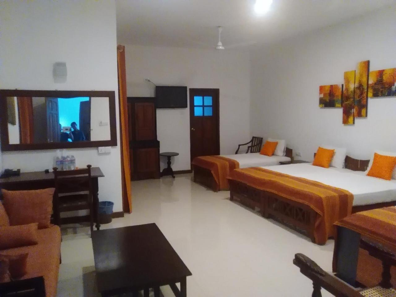 Hotel Sunflower Катарагама Экстерьер фото